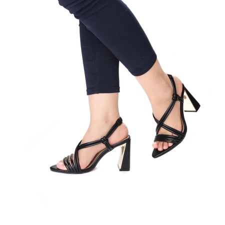 صندل بكعب عريض وسيور بلون اسود