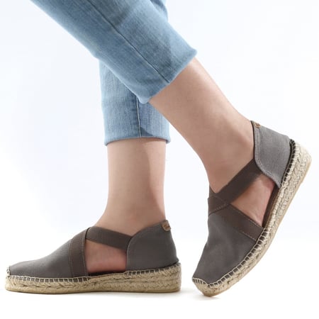 توني بونس صندل رمادي مغلق من الخلف