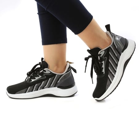 حذاء رياضي بلون اسود ورمادي