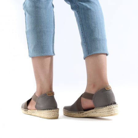 توني بونس صندل رمادي مغلق من الخلف