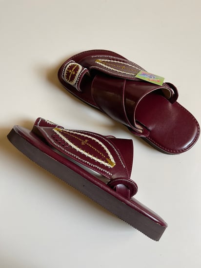 حذاء شرقي عودي مطرز بذهبي