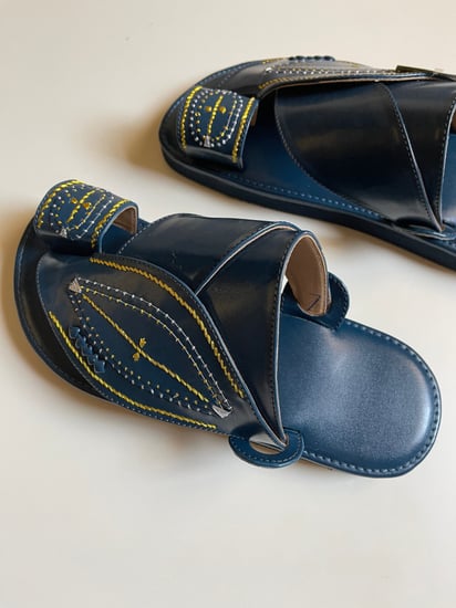 حذاء شرقي كحلي مطرز بذهبي