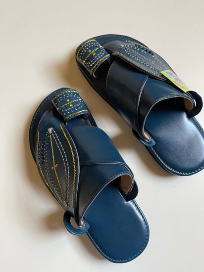 حذاء شرقي كحلي مطرز بذهبي