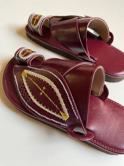 حذاء شرقي عودي مطرز بذهبي