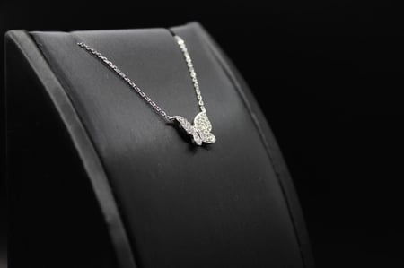 S17 عقد من الفضة عيار ٩٢٥ على شكل فراشة