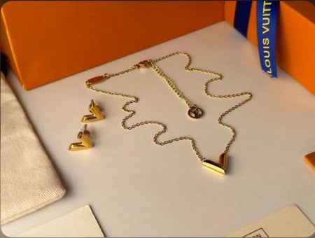 سلسال لويس فيتون مع حلق