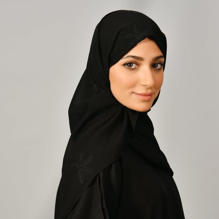 طرحه سوداء بتطريز نجوم
