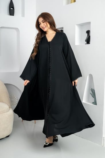 عباية فريدة بتدخيلات مميزة وفخمه