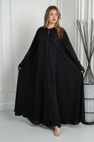 "عباية بفصوص في طول الموديل  تمتد من الكتف إلى الأكمام"