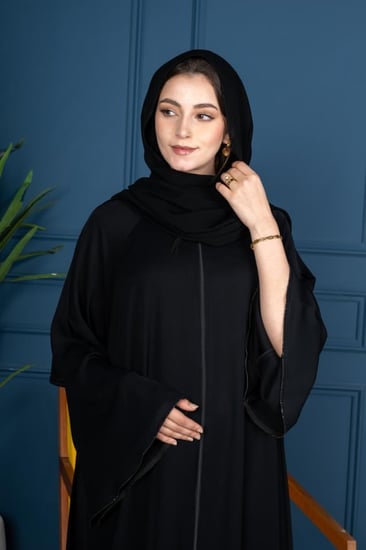 عباية كلوش بسيطة بكم عريض وفصافص على الأطراف