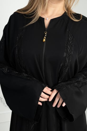 "عباية بفصوص في طول الموديل  تمتد من الكتف إلى الأكمام"