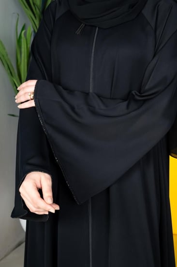 عباية كلوش بسيطة بكم عريض وفصافص على الأطراف
