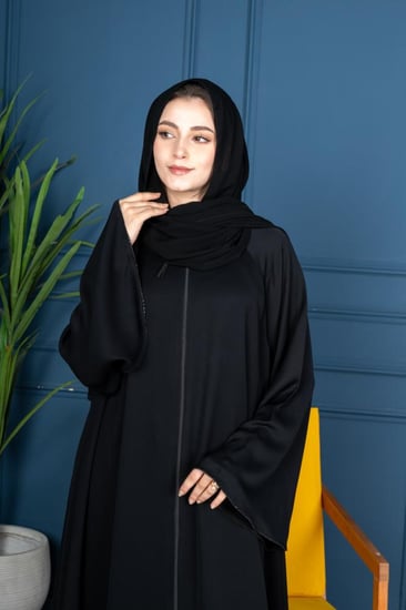 عباية كلوش بسيطة بكم عريض وفصافص على الأطراف