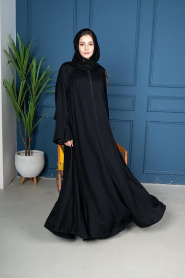 عباية كلوش بسيطة بكم عريض وفصافص على الأطراف