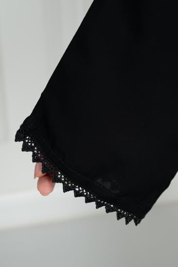 عباية فريدة بتدخيلات مميزة وفخمه