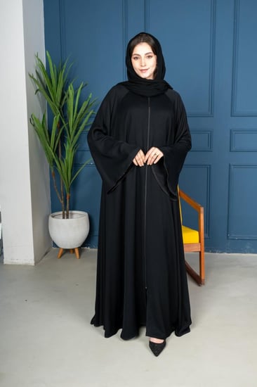 عباية كلوش بسيطة بكم عريض وفصافص على الأطراف