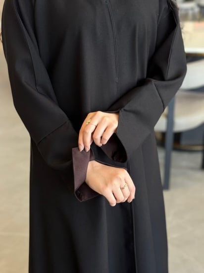 عبايه ساده بتدخيله على الكم بني