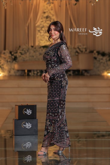 فستان اسود ضيق مزين بالتطريز الملون