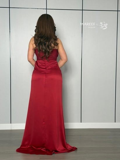 فستان أحمر خمري بستايل درابيه وفتحة أمامية جذّابة