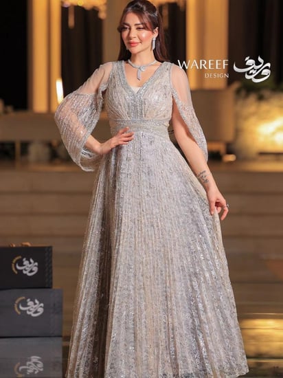 فستان فضي طويل بتطريز لامع وأكمام واسعة – أناقة فاخرة بقصة V