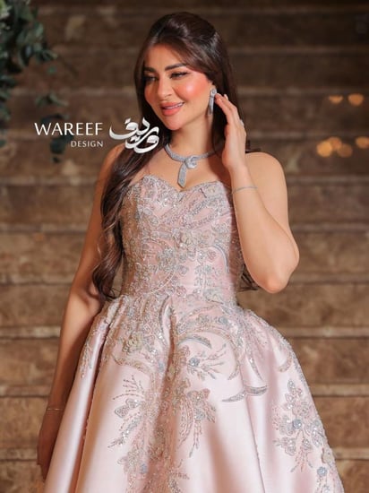 فستان سهرة باللون الزهري مزين بتطريز  لامع وفخم