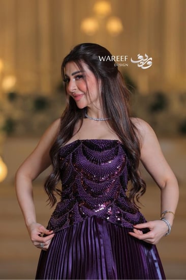 فستان سهرة فاخر بقصّة كورسيه وتنورة بليسيه لامعة