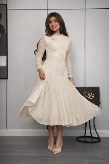 فستان ميدي خوخي دانتيل بزهور بارزة وتنورة بليسيه راقية