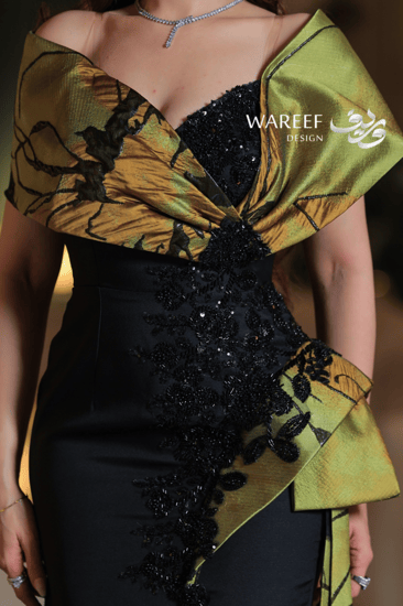 فستان أسود طويل بأكتاف ملفوفة من الأورغنزا الأخضر وتطريز أسود لامع