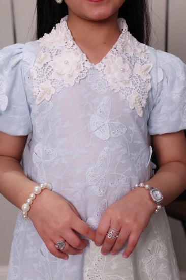 فستان بناتي دانتيل بياقة مزخرفة ولمسة كلاسيكية راقية