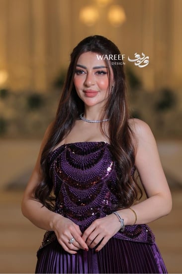 فستان سهرة فاخر بقصّة كورسيه وتنورة بليسيه لامعة