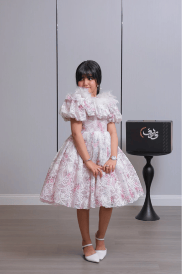 فستان بناتي مزهر بياقة ريش ناعمة وتصميم كلاسيكي أنيق