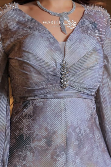 فستان فضي مشجر مع تطريز راقي عند الاكمام