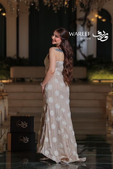 فستان سهرة بيج مزين بورود ثلاثية الأبعاد بتصميم أنثوي ناعم