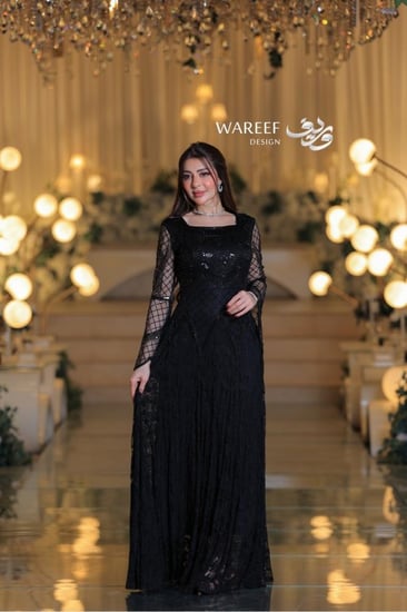 فستان سهرة فاخر بتطريز هندسي وأكمام شبكية واسعة