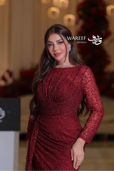 فستان ملكي أحمر بتطريز لامع وقصّة درابيه أنثوية