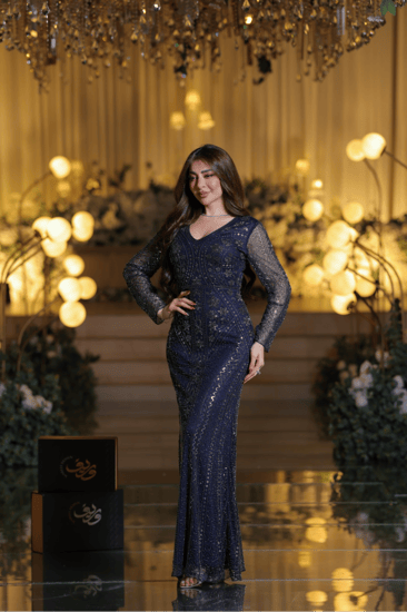 فستان سهرة كحلي مطرّز بالكامل بقصة مستقيمة وأكمام شفافة