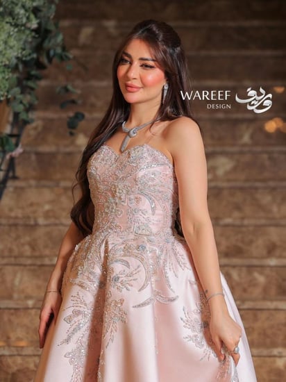 فستان سهرة باللون الزهري مزين بتطريز  لامع وفخم