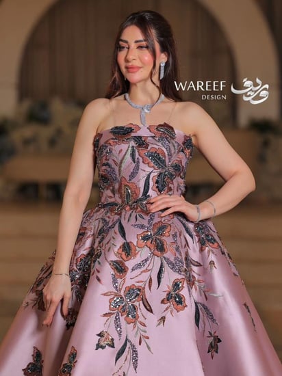 فستان ملكة  اللون الزهري بالشك المشجر