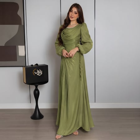 فستان سهرة أخضر زيتوني طويل بأكمام شفافة وتصميم انسيابي أنيق