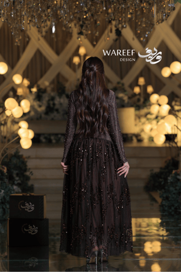 فستان سهرة طويل بتطريز لؤلؤي ولمسات براقة أنيقة