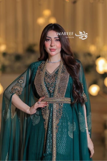 جلابية فاخرة بتطريز ذهبي وأكمام كاب انسيابية