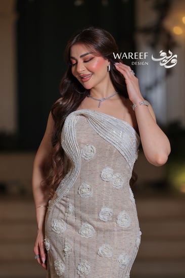 فستان سهرة بيج مزين بورود ثلاثية الأبعاد بتصميم أنثوي ناعم