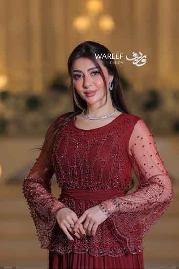 فستان سهرة فاخر بتطريز لامع وأكمام شفافة أنيقة