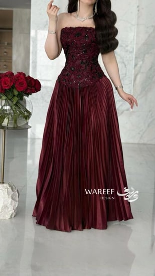 فستان سهرة كورسيه مطرز وتنورة بليسيه فاخرة