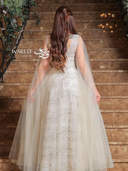 فستان سهرة بيج بأكمام طويلة وتطريز كمبيوتر – تصميم فاخر يليق بالمناسبات الراقية