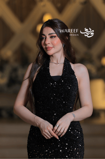 فستان سهرة طويل بتصميم ضيّق ولمسة بريق أنيقة