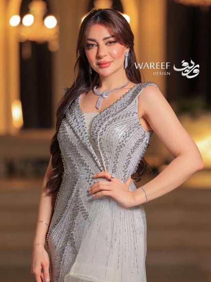 فستان سهرة بقصة V باللون الفضي