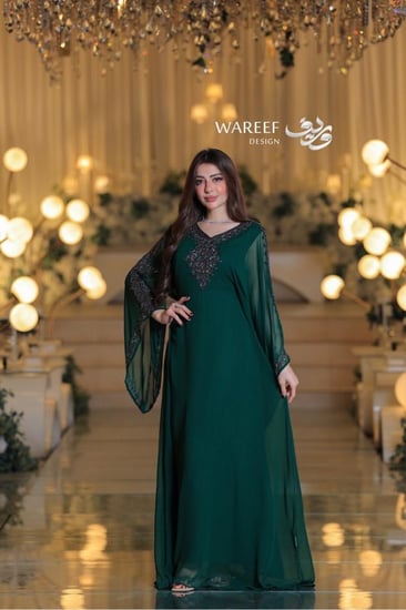 جلابية أنيقة بأكمام واسعة مطرزة وتفاصيل فاخرة حول الياقة