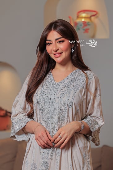 جلابية رمادية فاتحة بتطريز فضي متناثر وقصة انسيابية راقية