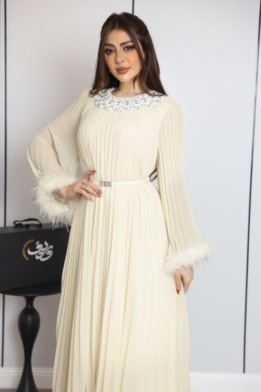 فستان ناعم نسائي بلون كريمي بياقة مرصعة وأكمام شيفون مزينة بالريش